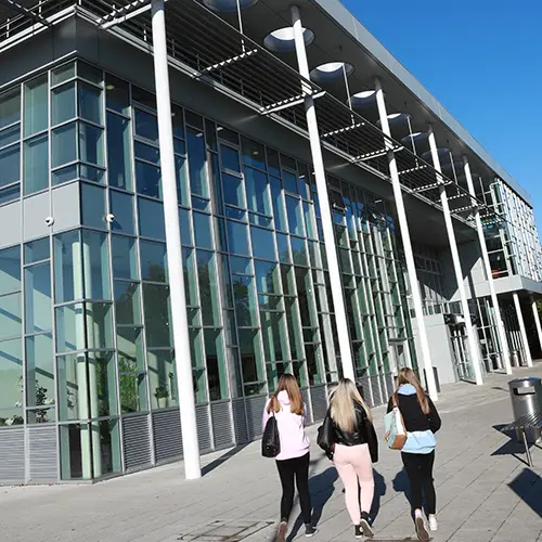 Students arriving at Chester Campus